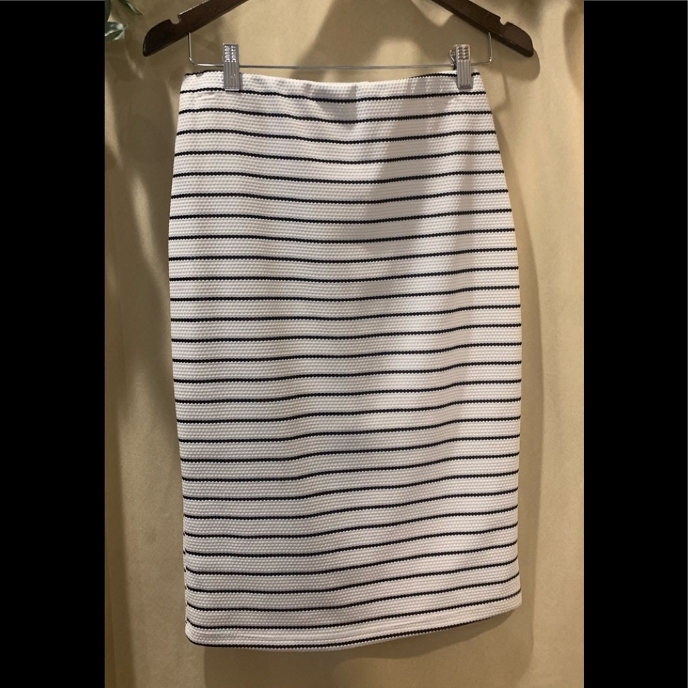 Hailey 23 | Midi Pencil Skirt | Stripes | So flattering!